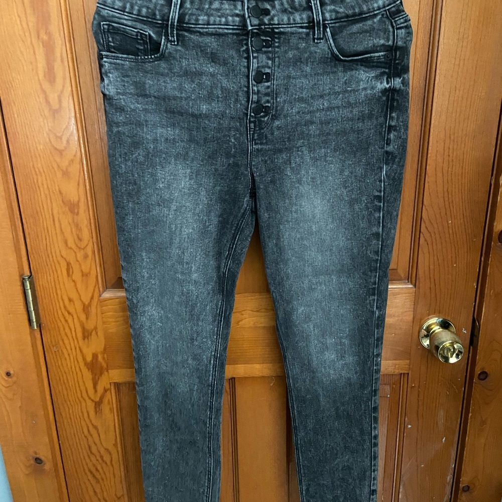 Gray acid wash skinny Jean. Barely worn.
